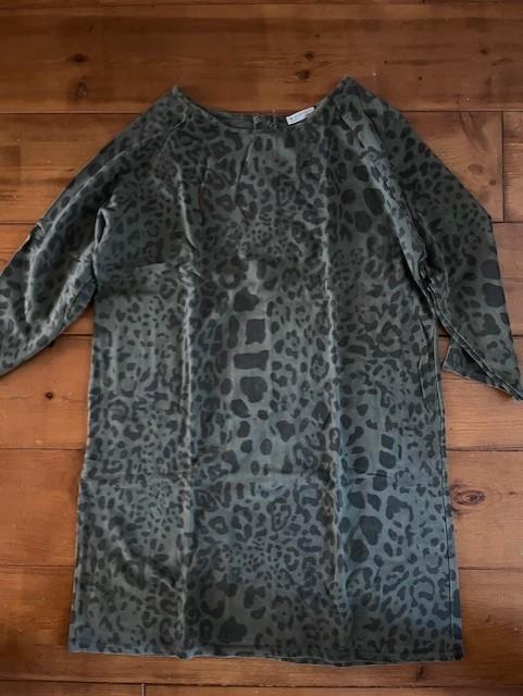 Jurk wijde hals panterprint legergroen met 3/4 mouw, Kleding | Dames, Jurken, Zo goed als nieuw, Maat 42/44 (L), Groen, Boven de knie