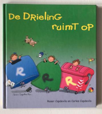 Boek de drieling ruimt op recycle afval weggooien school beschikbaar voor biedingen