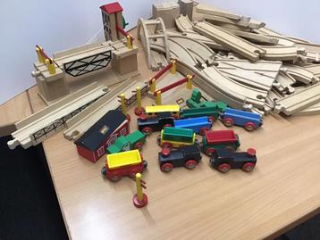 Grote houten treinbaan, met overgang, kruispunt, tunnel beschikbaar voor biedingen