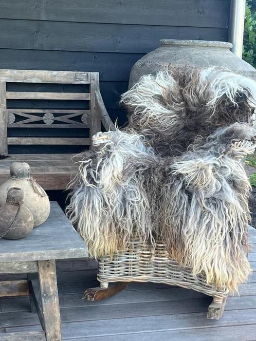 Ambachtelijk gevilt ( dus geen leer!! Diervriendelijke vacht, Huis en Inrichting, Woonaccessoires | Plaids en Woondekens, Nieuw