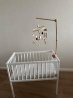Mooi wit ledikant met mobiel, Kinderen en Baby's, Babywiegjes en Ledikanten, Ophalen, Zo goed als nieuw, Ledikant