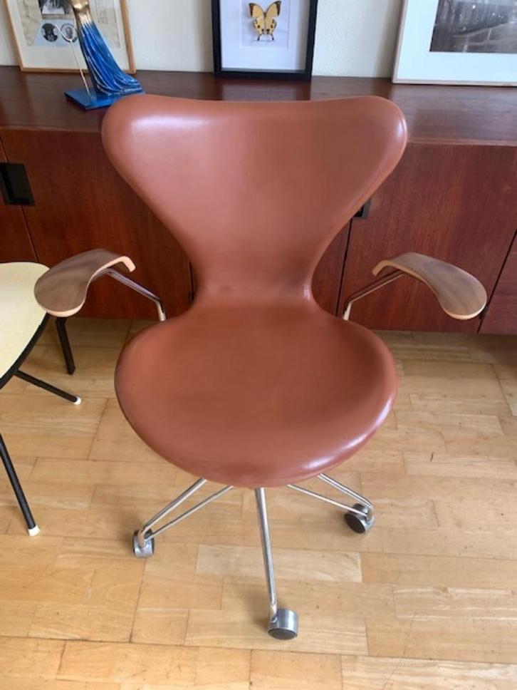 Fritz Hansen Arne Jacobsen Series 7 Swivel Model 3217 Leer, Huis en Inrichting, Bureaustoelen, Gebruikt, Bureaustoel, Bruin, Ophalen