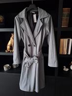 Nieuwe trenchcoat grijs visgraat 1 maat 38 40 42, Kleding | Dames, Jassen | Winter, Ophalen of Verzenden, Nieuw, Maat 38/40 (M)