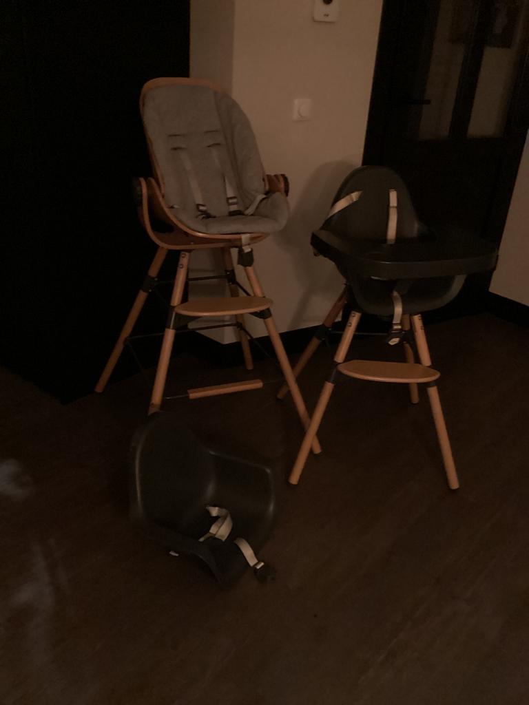 Twee Stokke Kinderstoelen met Accessoires, Ophalen, Gebruikt, Meegroeistoel, Gordel(s)