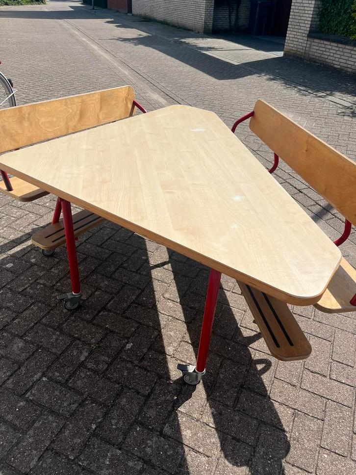 VERKOCHT 2 Kindertafels met zitjes voor de allerkleinsten, Kinderen en Baby's, Kinderkamer | Tafels en Stoelen, Gebruikt, Tafel(s) en Stoel(en)