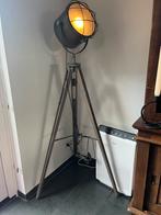 Vloerlamp op houten driepoot. Met vloer voetschakelaar, 150 tot 200 cm, Zo goed als nieuw, Ophalen, Glas
