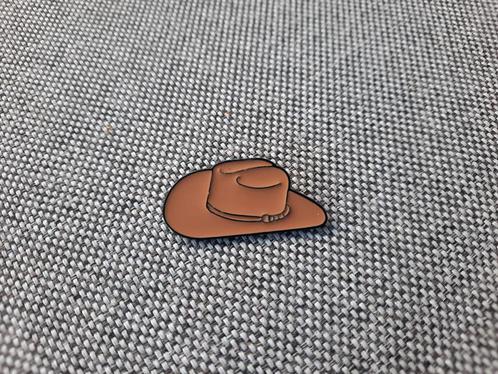 1 mooie pin van een cowboy hoed te koop, Verzamelen, Speldjes, Pins en Buttons, Nieuw, Speldje of Pin, Overige onderwerpen, Ophalen of Verzenden