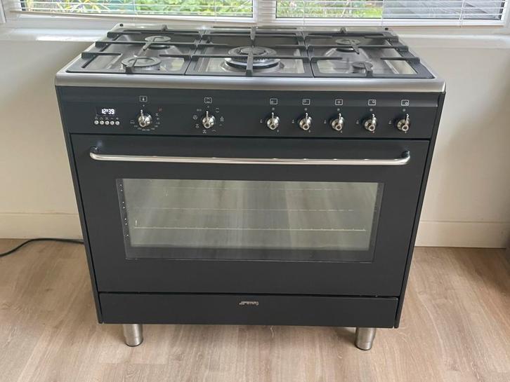 Smeg fornuis 5 pits wokbrander hetelucht oven 90 cm zwart, Witgoed en Apparatuur, Fornuizen, Zo goed als nieuw, Vrijstaand, Gas