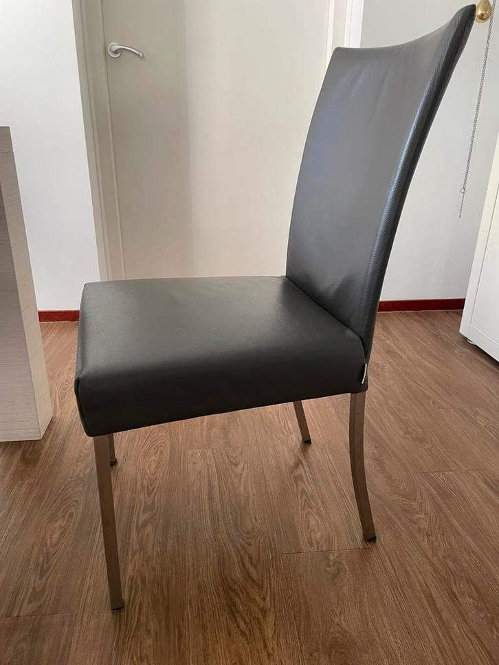 Gezocht: één eetkamerstoel Bert Plantagie antraciet grijs, Huis en Inrichting, Stoelen, Zo goed als nieuw, Leer, Grijs, Ophalen