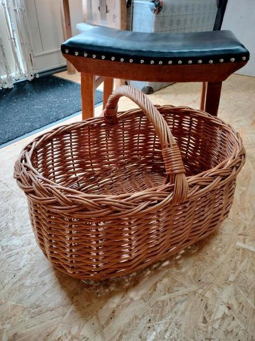 Grote rieten mand., Huis en Inrichting, Woonaccessoires | Schalen en Manden, Gebruikt, Mand, Riet, Ophalen