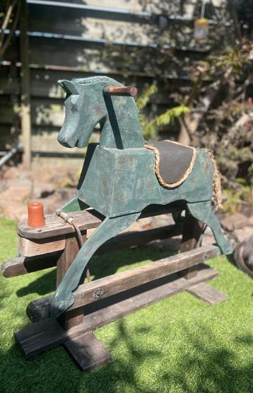 Stoer vintage hobbelpaard beschikbaar voor biedingen