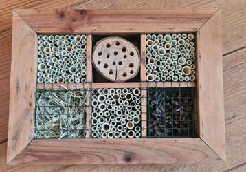 Insectenhotel, bijenhotel,  model schilderij.  beschikbaar voor biedingen
