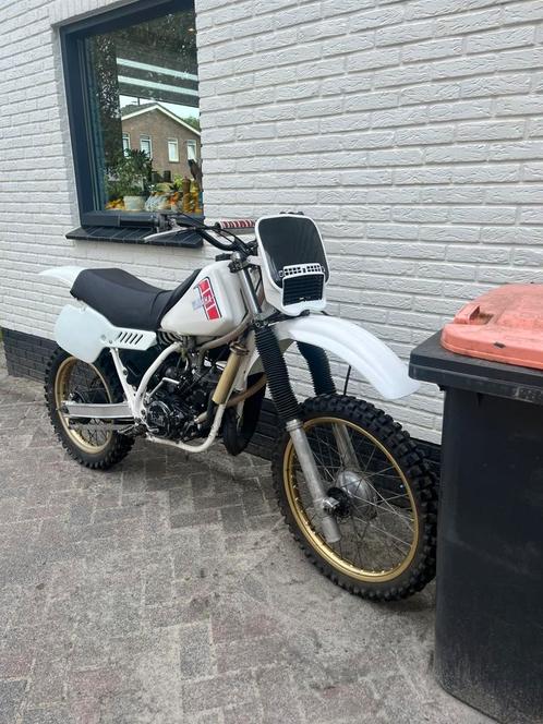Yamaha yz 250 1982 met extra onderdelen/kappen, Fietsen en Brommers, Scooters | Yamaha, Gebruikt, Overige modellen, Tweetakt, Ophalen