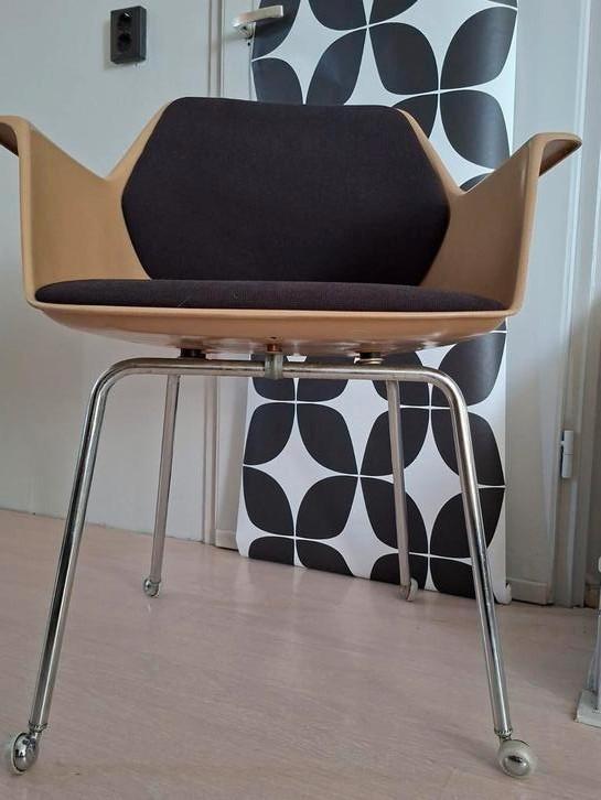SPAGE-AGE DESIGN KUIPSTOEL "WILKHAHN"., Verzamelen, Retro, Huis en Inrichting, Ophalen