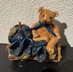 tweedehands beeld beer met grote bes op hout 10 cm, Verzamelen, Beelden en Beeldjes, Ophalen of Verzenden, Gebruikt, Dier