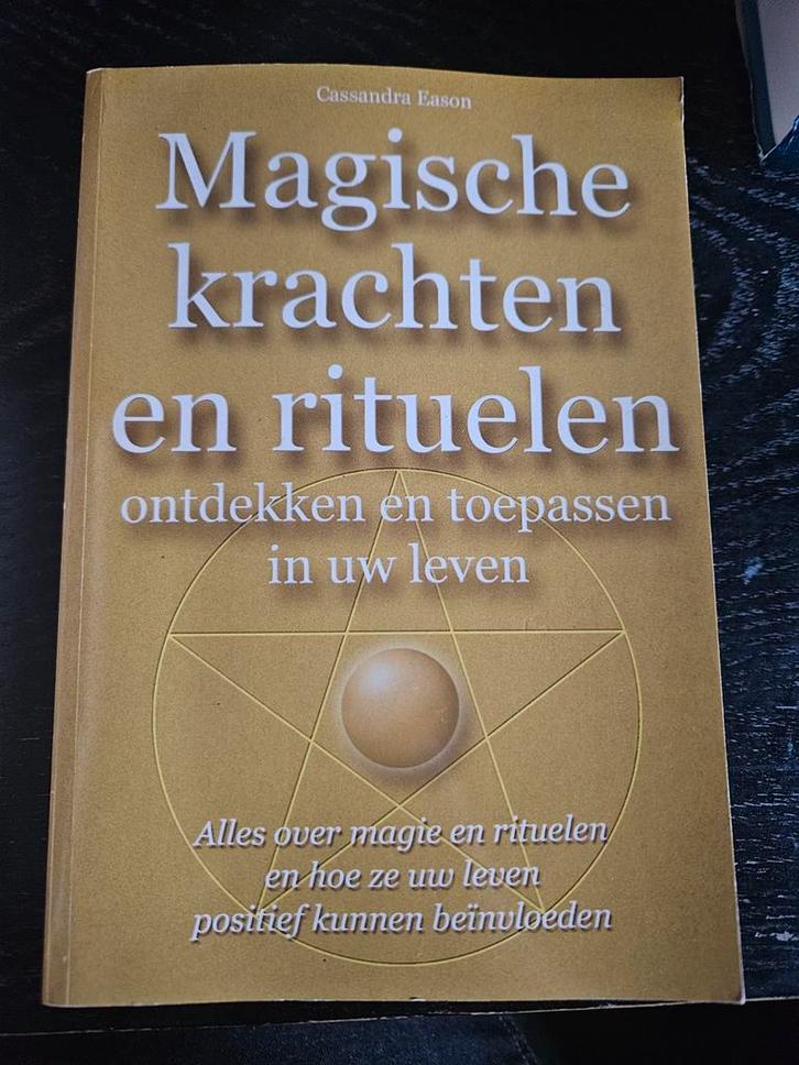 Magische Krachten en Rituelen - Cassandra Eason, Boeken, Esoterie en Spiritualiteit, Zo goed als nieuw, Achtergrond en Informatie
