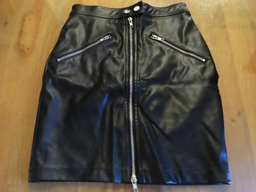 LA SISTERS Trendy Zwarte Korte PU Leren Rok met Rits S 36, Kleding | Dames, Rokken, Zo goed als nieuw, Maat 36 (S), Zwart, Boven de knie