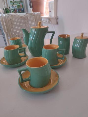 Memphis design servies beschikbaar voor biedingen