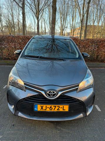 Toyota Yaris 1.3 Vvt-i 99pk 5D 2017 Grijs beschikbaar voor biedingen