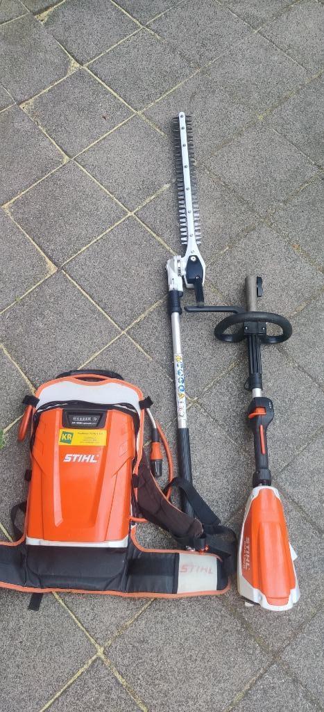Stihl combi motor KMA130 plus AR3000 accu met steel heggensc, Tuin en Terras, Heggenscharen, Zo goed als nieuw, Accu, Ophalen