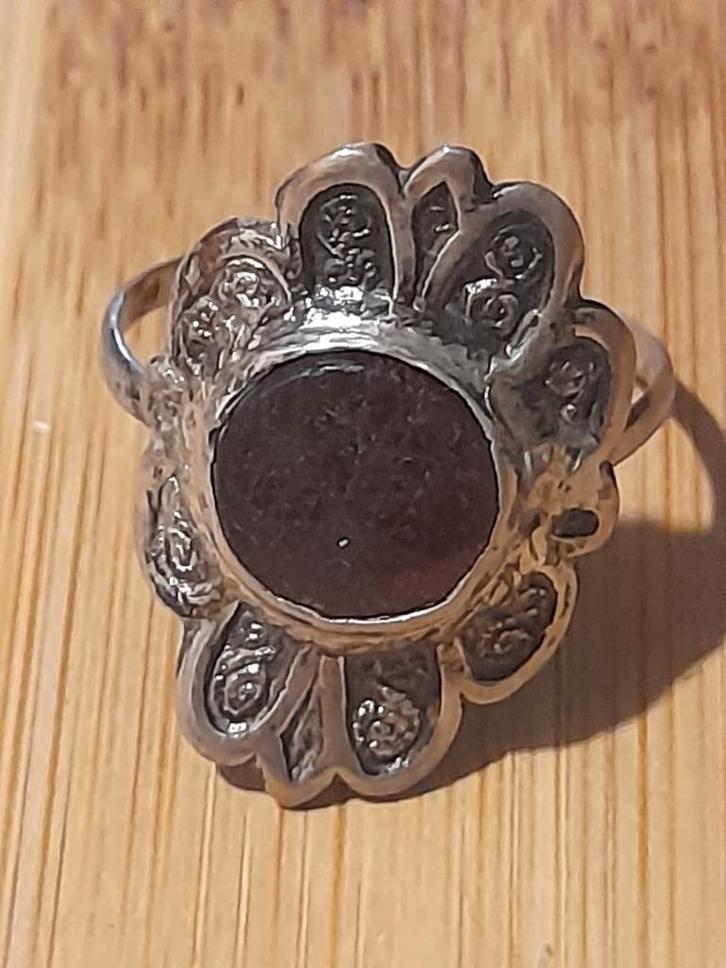 Zilveren Ring met Rode Steen, Bodemvondst, Sieraden, Tassen en Uiterlijk, Ringen, Ophalen of Verzenden