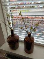 Twee bruine glazen vazen met bloemtakken, Huis en Inrichting, Woonaccessoires | Vazen, Ophalen, Gebruikt, Overige kleuren, Glas