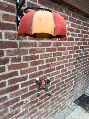 Vintage Decoratie: Parachutist beschikbaar voor biedingen