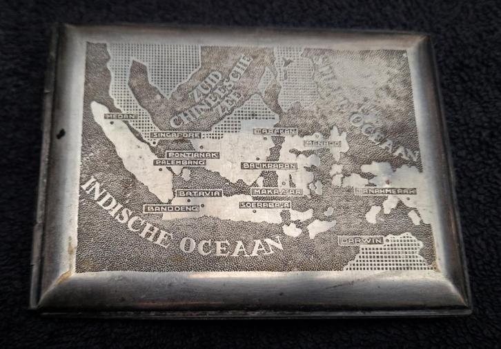 BANDOENG SOERABAJA BALIKPAPAN BATAVIA sigaretten etui, Verzamelen, Rookartikelen, Aanstekers en Luciferdoosjes, Gebruikt, Overige typen