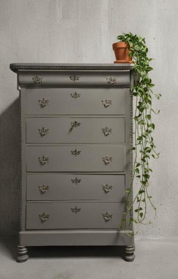 OPRUIMING Antieke grijze ladekast vintage chiffonaire kast  beschikbaar voor biedingen