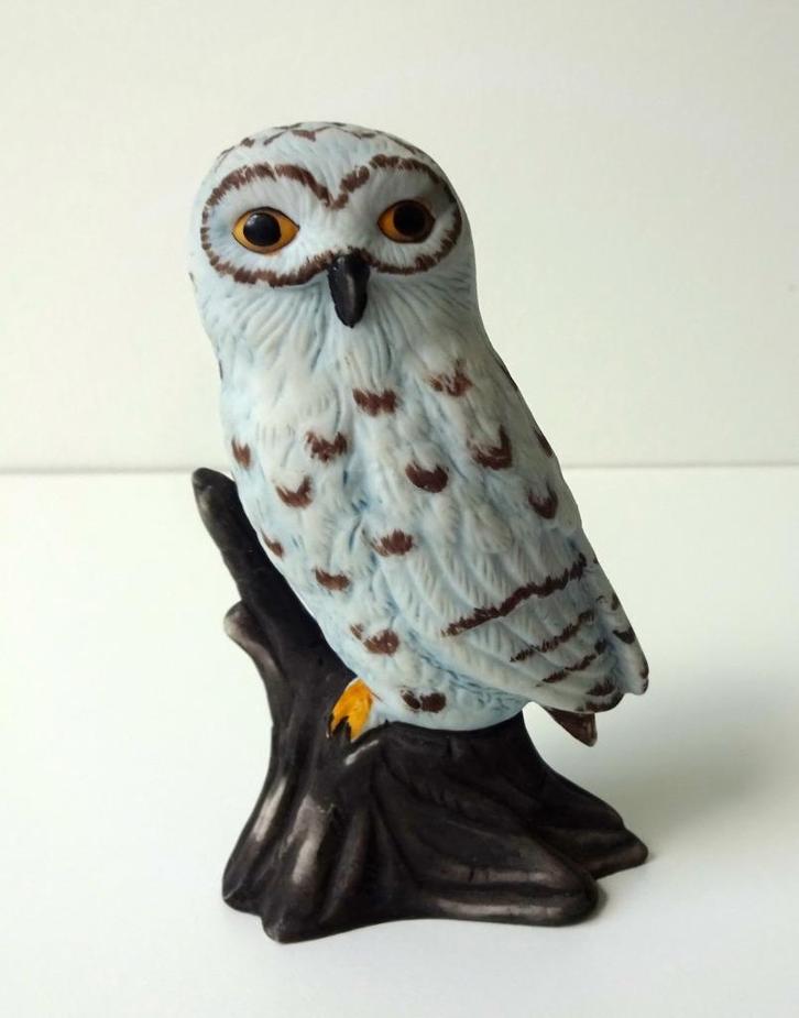 Keramiek beeldje van uil grijs met bruin op boomstam 2903-k, Antiek en Kunst, Kunst | Designobjecten, Ophalen of Verzenden