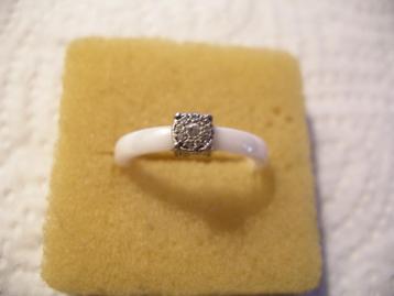 Een mooie Witte Jade edelstenen Ring met Zilver en Zirkonia