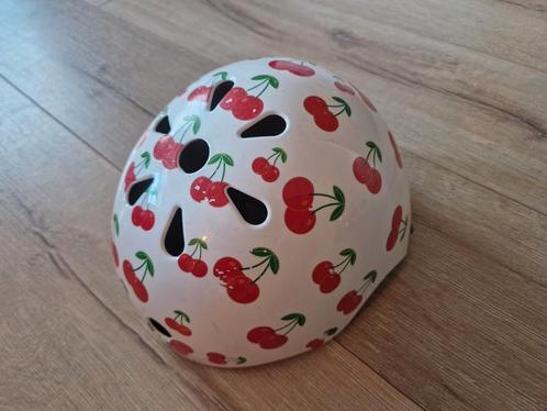 Kiddimoto helm small kersen, Fietsen en Brommers, Fietsaccessoires | Fietshelmen, Zo goed als nieuw, Ophalen of Verzenden