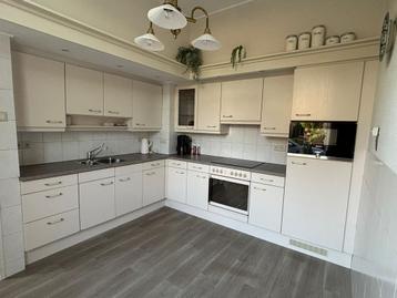 Complete keuken incl. (nieuwe)Inductieplaat en magnetron beschikbaar voor biedingen