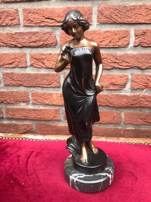 art-nouveau dame met bloemen, brons en marmer, Antiek en Kunst, Kunst | Beelden en Houtsnijwerken, Ophalen of Verzenden