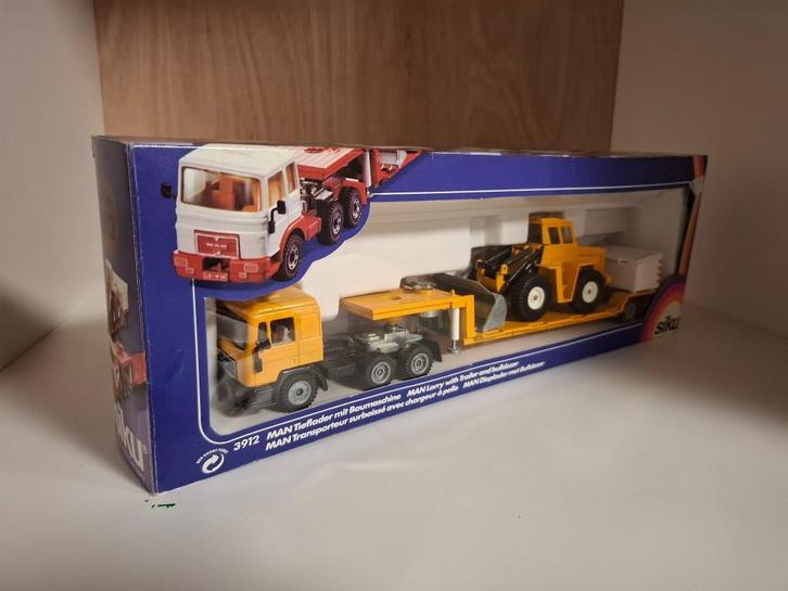 SIKU 3912 MAN `F90 met dieplader oplegger en shovel, Hobby en Vrije tijd, Modelauto's | 1:50, Nieuw, Bus of Vrachtwagen, SIKU
