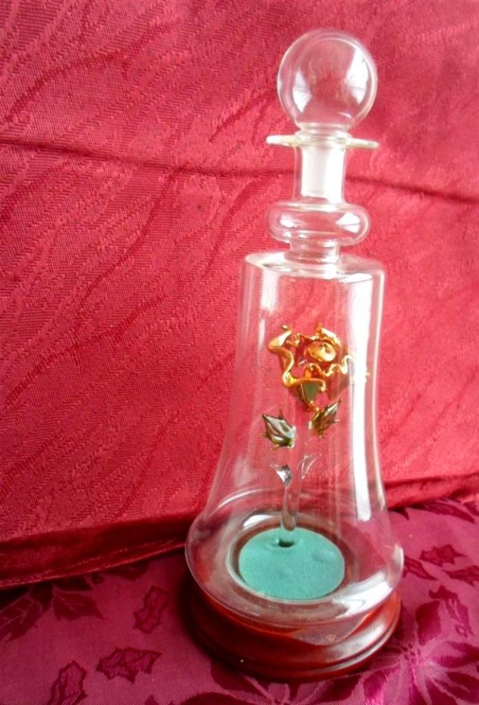 Glazen goudkleurige roos in klok- karafvormige stolp., Antiek en Kunst, Curiosa en Brocante, Ophalen of Verzenden