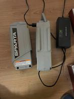 2 stuks zwakke fiets accu met oplader Sparta pharos, Ophalen, Gebruikt
