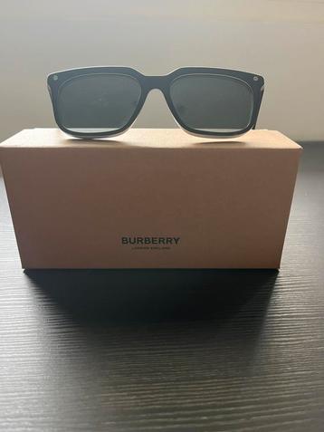 Burberry beschikbaar voor biedingen