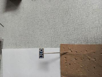 Metalen speldje van " J.L.O. bromfiets motoren" beschikbaar voor biedingen