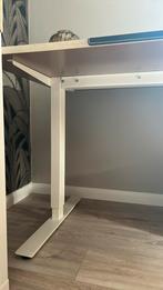 Bureau IKEA taupe blad, verstelbaar onderstel, Huis en Inrichting, Bureaus, Ophalen, In hoogte verstelbaar, Zo goed als nieuw