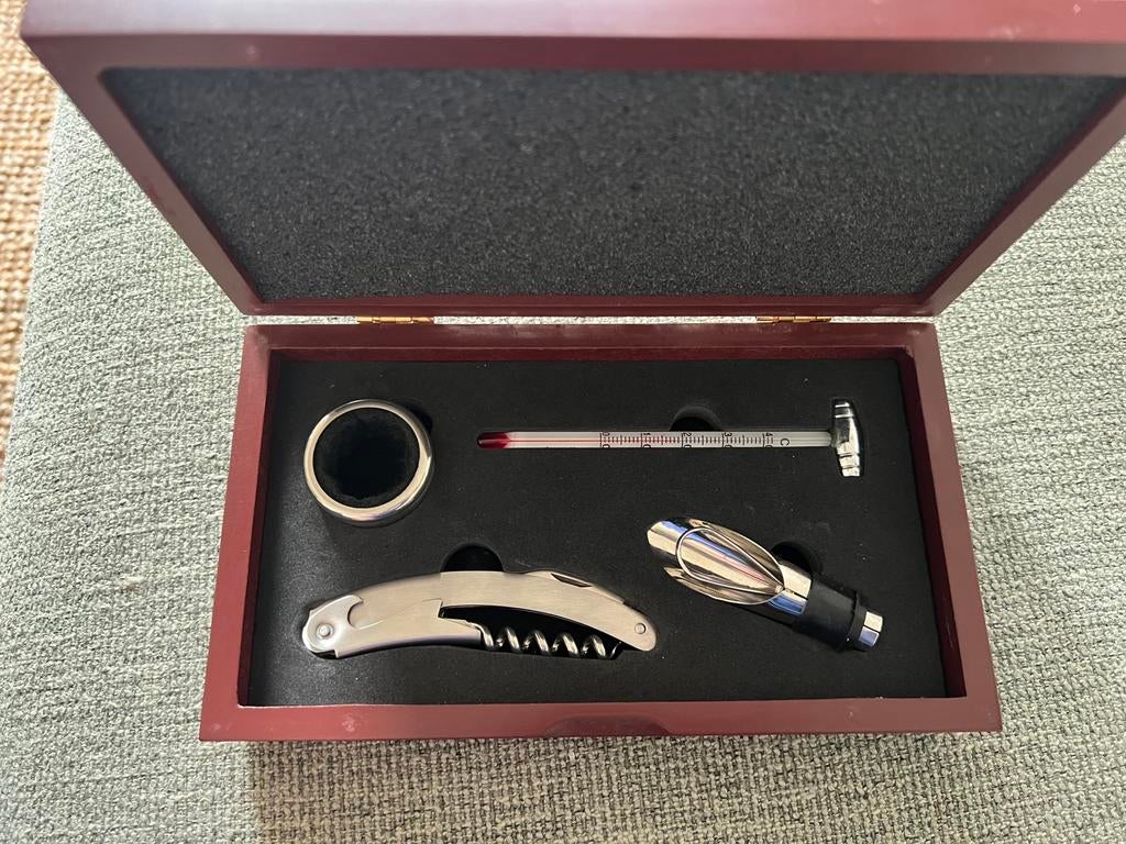 Wijnatrributen kistje, Ophalen, Zo goed als nieuw