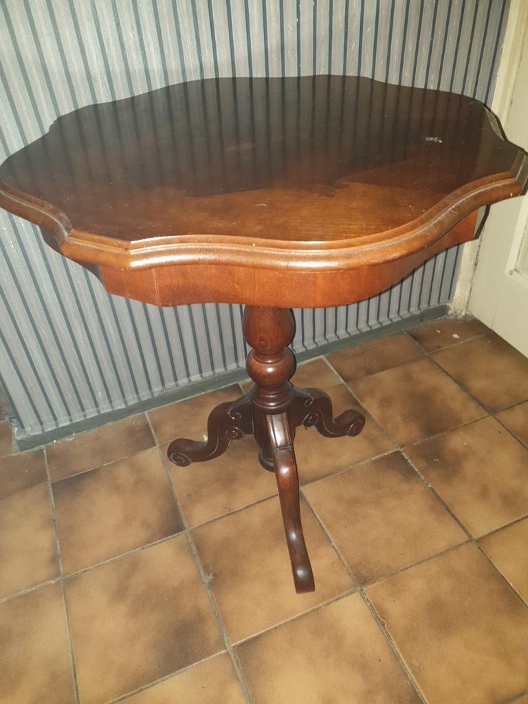 Wijntafeltje 1 vlekje in, Antiek en Kunst, Antiek | Meubels | Tafels, Ophalen