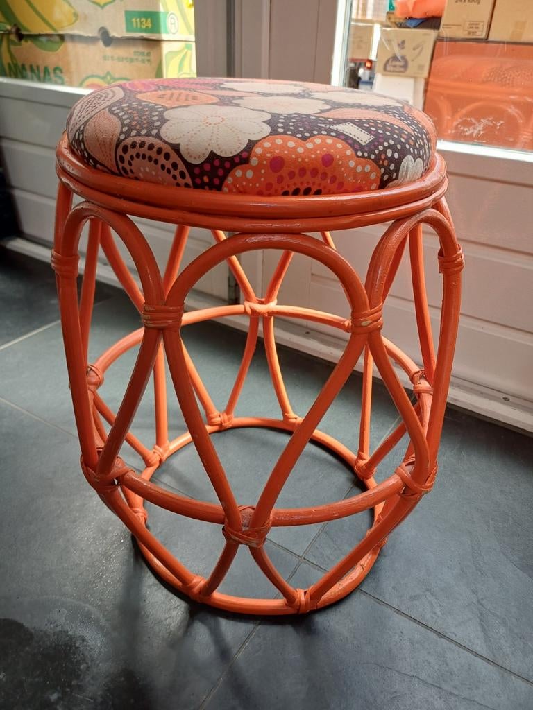 Schattig vintage rotan krukje, Huis en Inrichting, Krukjes, Overige materialen, Gebruikt, Onbekend, Ophalen of Verzenden