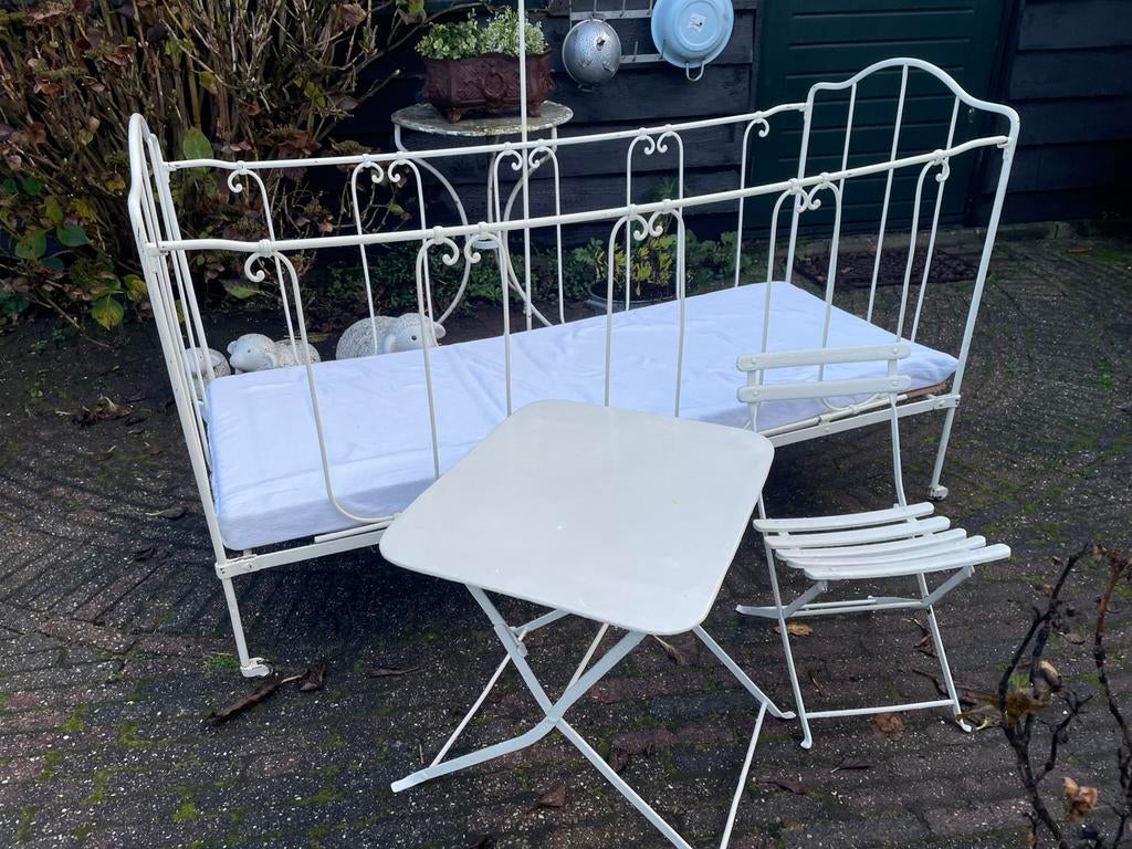 FRANS KINDERBEDJE / BANKJE EN TAFELTJE EN STOELTJE, Antiek en Kunst, Curiosa en Brocante, Ophalen