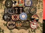 Kavel diverse emblemen in een KOOP, Ophalen of Verzenden, Landmacht, Nederland, Embleem of Badge