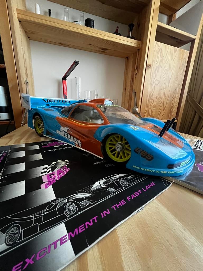 Serpent Vector V-Series 1/8 nitro auto, Hobby en Vrije tijd, Modelbouw | Radiografisch | Overige, Zo goed als nieuw, Ophalen of Verzenden