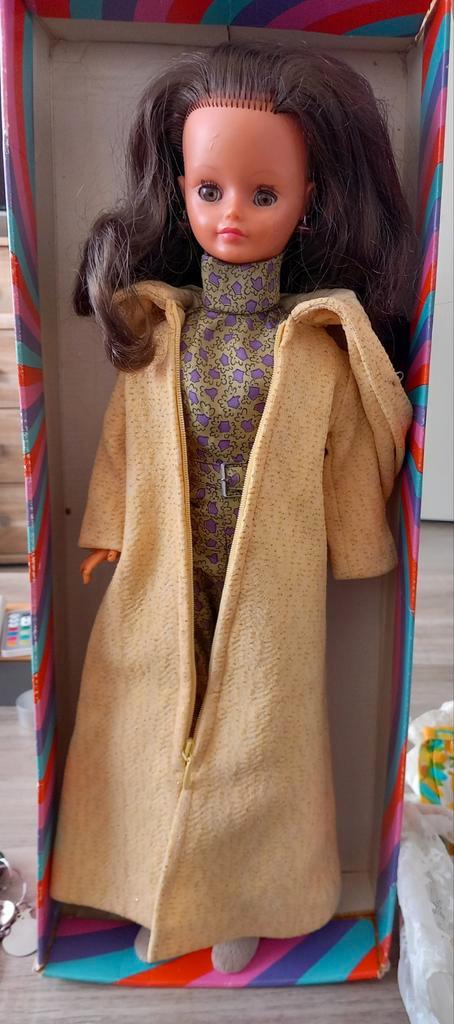 Bella Cathie pop in doos met 2 sets kleding, Verzamelen, Poppen, Gebruikt, Fashion Doll, Ophalen of Verzenden