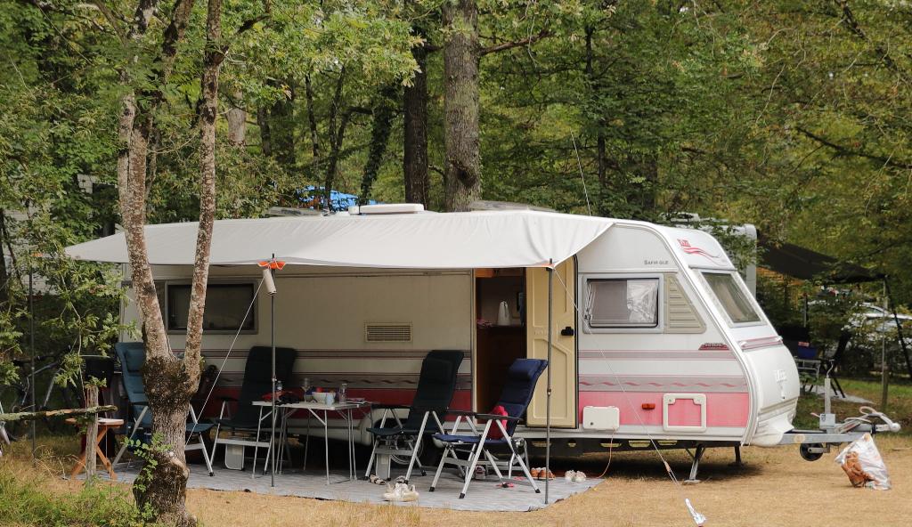 Kabe Safir 620 GLE Luxe Zweedse caravan, Caravans en Kamperen, Caravans, Koelkast, 2 aparte bedden, Rondzit, Kabe