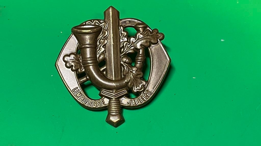 Afwijkend baretembleem limburgse jagers bruin muziek korps??, Ophalen of Verzenden, Landmacht, Nederland, Embleem of Badge
