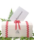 Leuke witte enveloppendoos versiert met roden hartjes., Ophalen of Verzenden, Nieuw, Feestartikel, Geboorte of Huwelijk